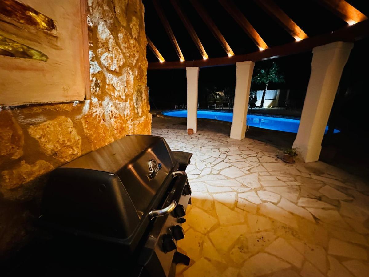 סנטני Villa Sanchez In Strandnahe Mit Pool, Jacuzzi, Klima, Wifi, Gas Bbq מראה חיצוני תמונה